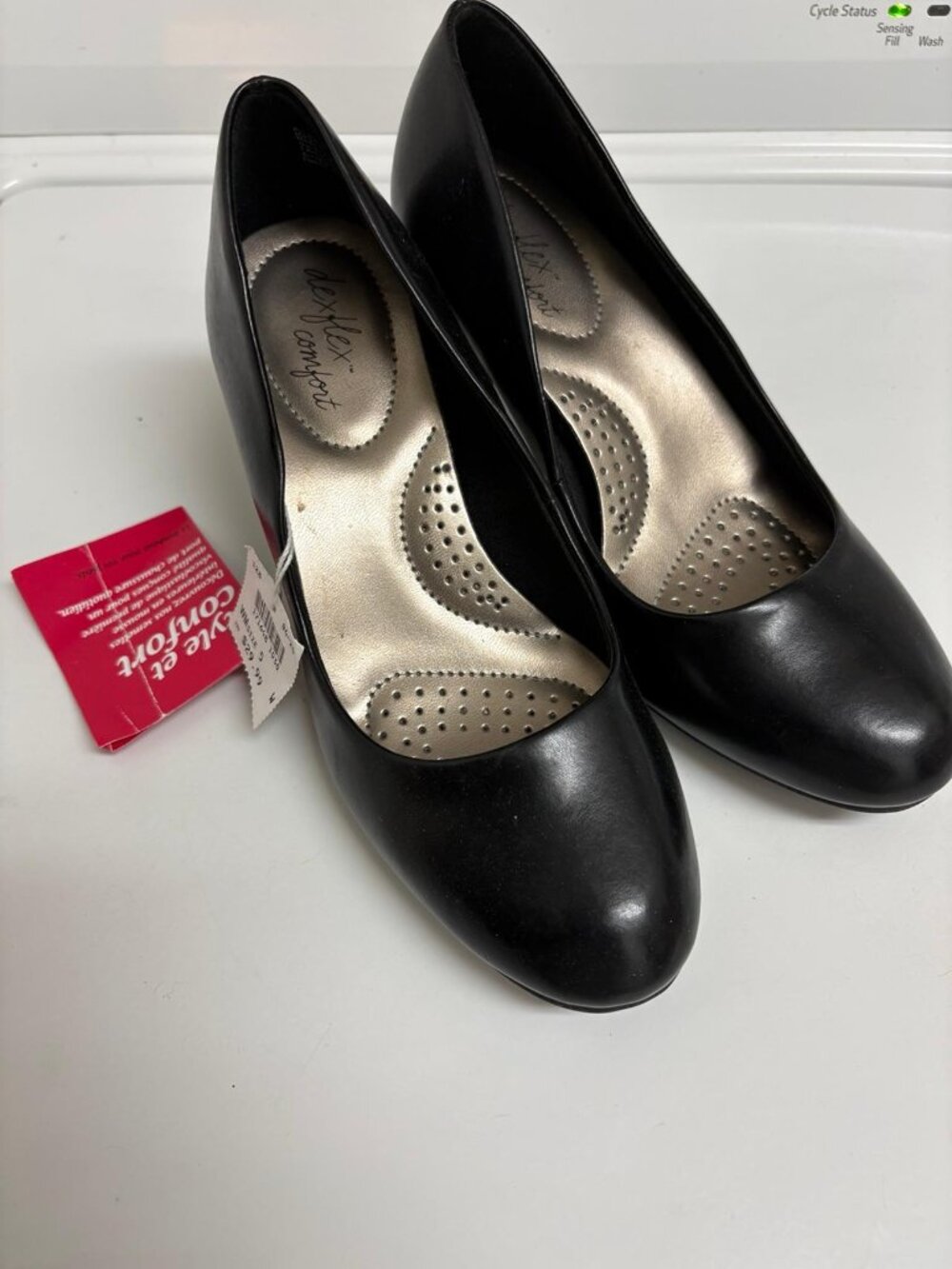 DexFlex Comfort Black Round-Toe Pumps Women's 5W Wide Mid-Heel